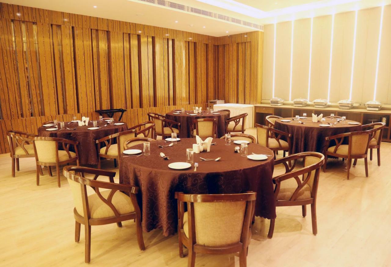 Om Clarks Inn Raebareli Exterior photo